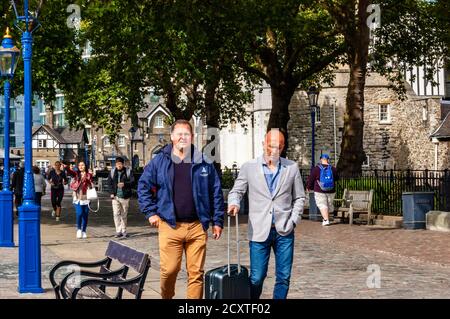 Londres, Royaume-Uni - 14 septembre 2017 : personnes marchant sur la promenade de la Tamise à Londres. Banque D'Images