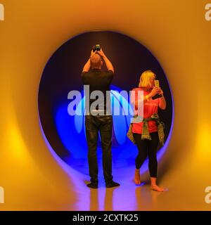 Les gens apprécient l'installation de lumière immersive Daedalum Luminarium par Architects of Air, qui fait partie du festival international de Greenwich et des Docklands, Londres Banque D'Images