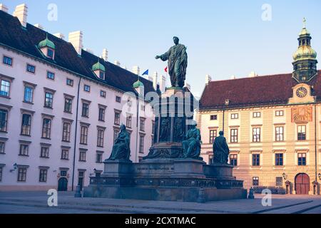 Statue de l'empereur Franz II à Hofburg Vienne . Monument du dernier empereur Saint-Romain a fondé l'Empire autrichien Banque D'Images