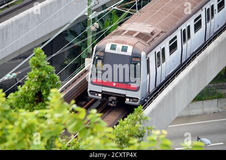 Devant un train du réseau de métro Mass Transit Railway (MTR) de Hong Kong, qui fonctionne sur un viaduc sur la ligne WAN de Tsuen en 2020 Banque D'Images