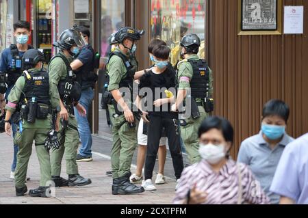 La police de Hong Kong arrête et recherche un jeune dans le quartier commerçant de Causeway Bay le jour national, le 1er octobre 2020 Banque D'Images