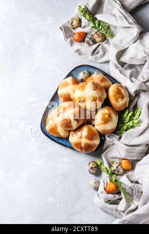 Traditionnel de Pâques faits maison les brioches sur plaque bleue avec des oeufs de cailles et de couleur blanche sur fond de texture. Vue de dessus, copy space Banque D'Images