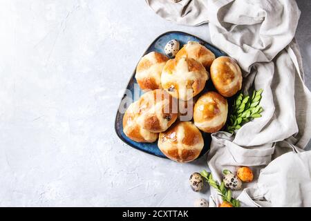 Traditionnel de Pâques faits maison les brioches sur plaque bleue avec des oeufs de cailles et de couleur blanche sur fond de texture. Vue de dessus, copy space Banque D'Images