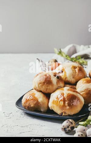 Traditionnel de Pâques faits maison les brioches sur plaque bleue avec des oeufs de cailles et de couleur blanche sur fond de texture. Copier l'espace. Image tonique Banque D'Images