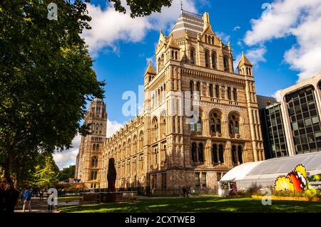 Londres, Royaume-Uni - 15 septembre 2017 : le célèbre bâtiment médiéval classique du musée d'Histoire naturelle de Londres Banque D'Images