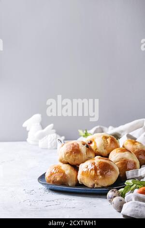 Traditionnel de Pâques faits maison les brioches sur plaque bleue avec des oeufs de cailles et de couleur blanche sur fond de texture. Copy space Banque D'Images