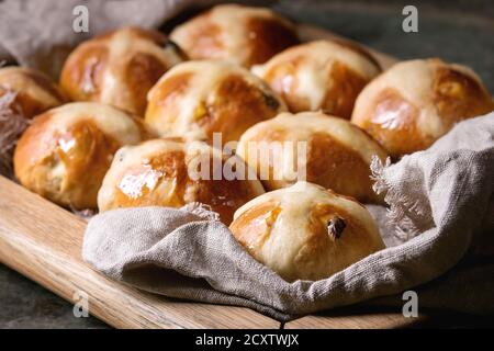 Traditionnel de Pâques faits maison les brioches sur plateau en bois avec du plus vieux fond de métal sombre. Close up Banque D'Images