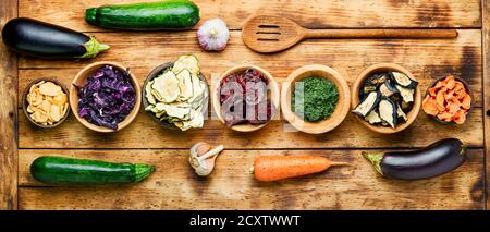 Ensemble de soupe de légumes séchés.carottes séchées, chou, ail, herbes et courgettes Banque D'Images