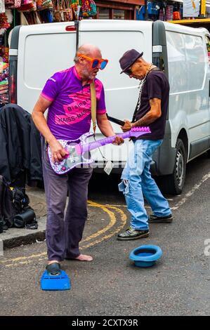 Londres, Royaume-Uni - 16 septembre 2017 : artistes en plein air dans la rue. Deux étranges drôle d'apparence hommes jouant sur Portobello Road à Banque D'Images