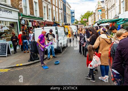 Londres, Royaume-Uni - 16 septembre 2017 : artistes en plein air dans la rue. Deux étranges drôle d'apparence hommes jouant sur Portobello Road à Banque D'Images