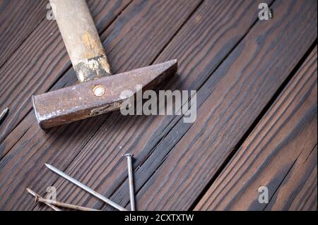 Vieux marteau et clous vintage sur fond en bois, gros plan, mise au point sélective Banque D'Images