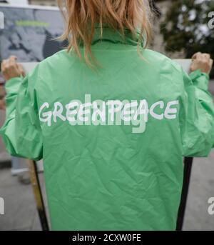 Bucarest, Roumanie - 1er octobre 2020 : un activiste de Greenpeace tenant une bannière lors d'une manifestation. Banque D'Images