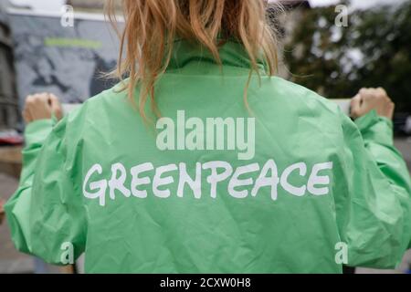 Bucarest, Roumanie - 1er octobre 2020 : un activiste de Greenpeace tenant une bannière lors d'une manifestation. Banque D'Images