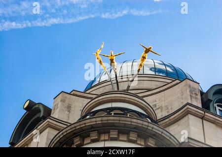 Londres, Royaume-Uni - 17 septembre 2017 : des figures d'or étonnantes de la sculpture de femmes de saut à la volante faite sur le dessus du bâtiment moderne à Londres Downto Banque D'Images
