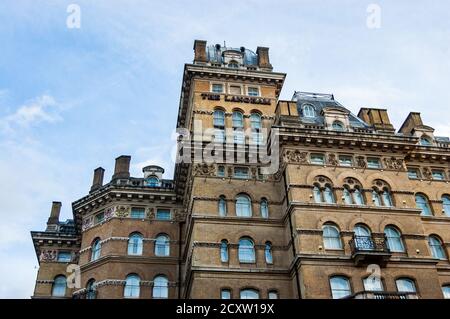 Londres, Royaume-Uni - 17 septembre 2017 : façade classique du bâtiment décorée d'arcs, de sculptures, de rails métalliques et d'autres éléments. Londres Banque D'Images