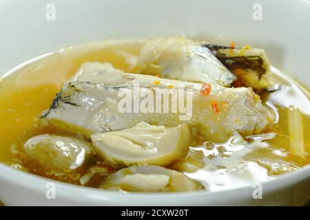 tête de poisson au saumon et champignon de la paille dans la soupe tom yum sur le bol Banque D'Images