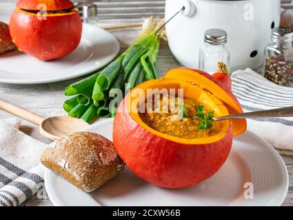 soupe servie dans un bol de potiron Banque D'Images