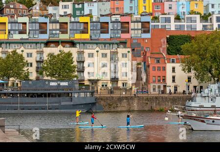 BRISTOL CITY ENGLAND HOTWELLS DOCKS MAISONS COLORÉES ET PADDLE BOARDERS SUR L'EAU Banque D'Images