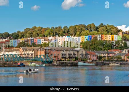 BRISTOL CITY ENGLAND HOTWELLS DOCKS HORIZON DE MAISONS COLORÉES ET BATEAU À MOTEUR SUR L'EAU Banque D'Images