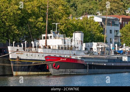 BRISTOL ANGLETERRE NAVIRES OU BATEAUX BALMORAL ET ELLEN AMARRÉS DANS HOTWELL DOCKS CENTRE-VILLE Banque D'Images