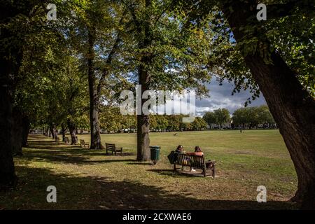 Soleil d'automne à Richmond upon Thames, Londres, Angleterre, Royaume-Uni. 1er octobre 2020. Les gens s'assoient en face du Green le premier jour ensoleillé d'octobre alors que les couleurs d'automne commencent à apparaître dans les arbres dans l'une des zones vertes de Richmond upon Thames, Richmond, Surrey, Angleterre, Royaume-Uni Credit: Jeff Gilbert/Alay Live News Banque D'Images