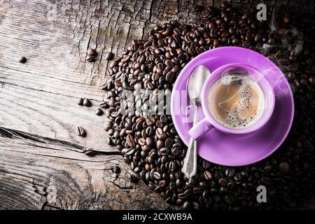 composition avec une tasse de café et des grains rôtis Banque D'Images