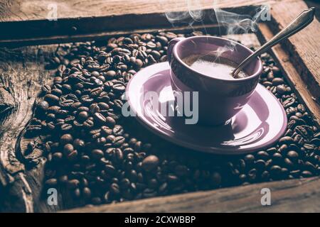 composition avec une tasse de café et des grains rôtis Banque D'Images