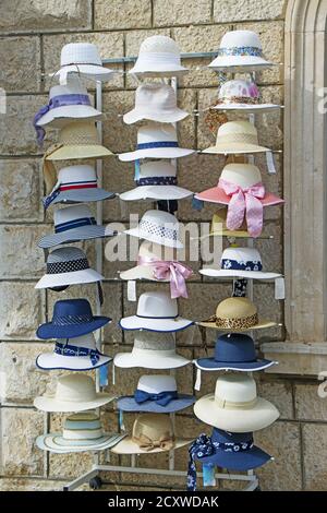 Un grand nombre de chapeaux de femmes dans la boutique de rue Banque D'Images