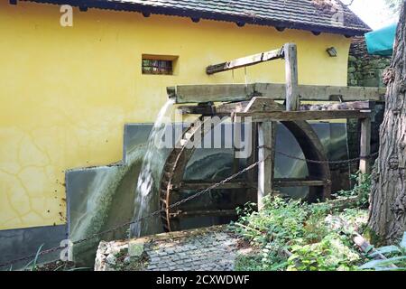 Ancienne roue en bois d'un moulin sur la rivière Banque D'Images