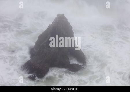 L'océan Pacifique s'écrase contre les piles de la mer le long du bord de mer brumeux de la Californie du Nord. Cette zone accidentée, au nord de San Francisco, est magnifique. Banque D'Images