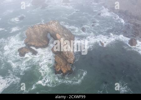 L'océan Pacifique s'écrase contre les piles de la mer le long du bord de mer brumeux de la Californie du Nord. Cette zone accidentée, au nord de San Francisco, est magnifique. Banque D'Images