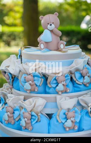 gâteau de baptême avec ours en peluche blanc et bleu clair. Photo de haute qualité Banque D'Images