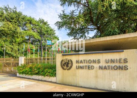 Genève, Suisse - 16 août 2020 : panneau avec emblème à l'entrée du siège des Nations Unies ou du Palais des Nations dans le parc Ariana, au bord du lac de Genève Banque D'Images