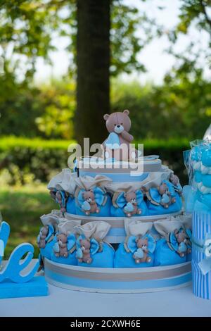 gâteau de baptême avec ours en peluche blanc et bleu clair. Photo de haute qualité Banque D'Images