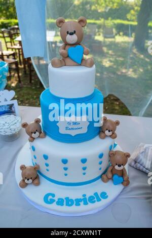 gâteau de baptême avec ours en peluche blanc et bleu clair. Photo de haute qualité Banque D'Images