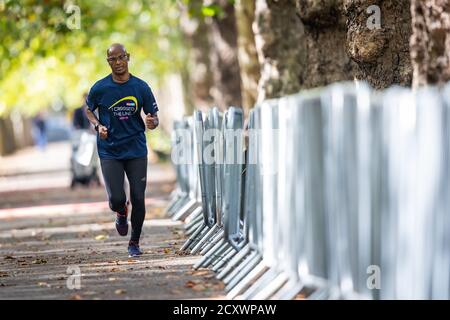 Un coureur sur la route du 40ème marathon de Londres qui aura lieu sur un circuit en boucle fermée autour de St James's Park dans le centre de Londres. Les athlètes des épreuves de menÕs, womenÕs et de l'élite des fauteuils roulants participeront à un cours en boucle fermé dans le parc St JamesÕs, dans une bulle de biosecure. Banque D'Images