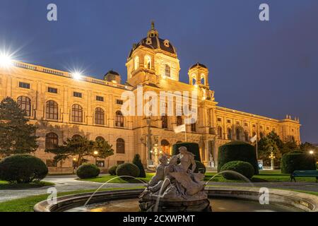 Brunnen auf dem Maria-Theresien-Platz und das Naturhistorische Museum in Wien in der Abenddämmerung, Österreich, Europa | Fontaine sur Maria-Theresie Banque D'Images