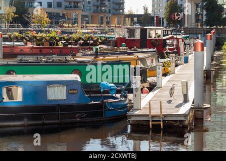 Vue sur les personnes non identifiées et les bateaux sur les canaux amarrés à Leeds Ancrer Banque D'Images