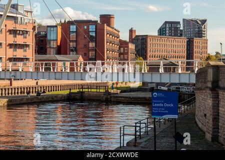 Vue sur la rivière aire qui traverse Leeds Centre-ville Banque D'Images