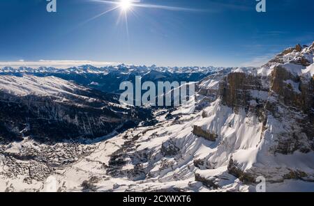 Vue spectaculaire sur le village et la station de ski de Leukerbad La montagne Gemmi dans le canton Valais en Suisse sur un jour d'hiver ensoleillé Banque D'Images