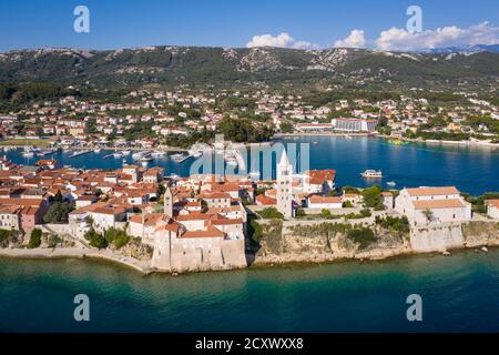 Vue aérienne de la vieille ville de Rab sur l'île de Rab Le long de la côte de la Dalmatie, en Croatie, dans les Balkans Banque D'Images