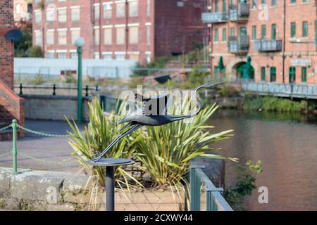 Vue sur la statue d'oiseau dans le complexe d'appartements, à proximité de Dock Street, Leeds Banque D'Images