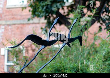 Vue sur la statue d'oiseau dans le complexe d'appartements, à proximité de Dock Street, Leeds Banque D'Images