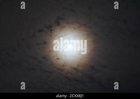 Shanghai, Chine. 1er octobre 2020. Harvest Moon au-dessus de Shanghai, Chine au Festival de la mi-automne crédit: Alex Wang/Alamy Live News Banque D'Images