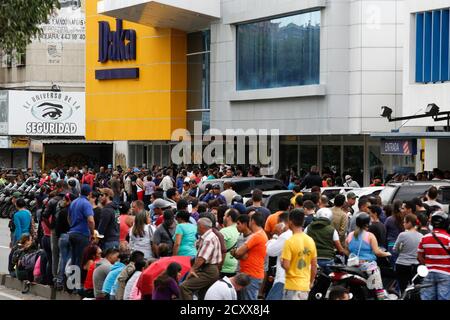 Shoppers crowd outside a Daka store as they wait shop for electronic goods in Caracas November 25, 2014. Thousands of Venezuelans gathered on at the gates of the popular chain