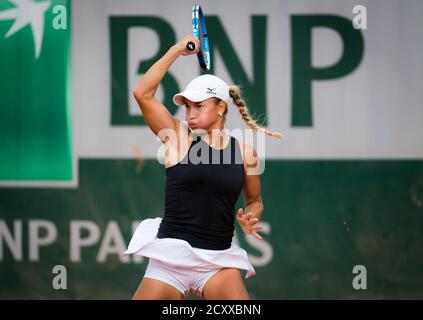 Yulia Putintseva du Kazakhstan en action gainst Nadia Podoroska de l'Argentine pendant la deuxième partie au Roland Garros 2020, Grand Chelem tennis tour Banque D'Images