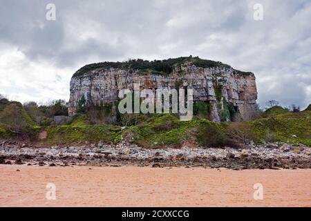 Castle Rock (Castell Mawr en gallois) est une petite montagne à sommet plat en calcaire sur la rive ouest de Red Wharf Bay à Anglesey, au pays de Galles. Banque D'Images