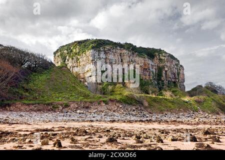 Castle Rock (Castell Mawr en gallois) est une petite montagne à sommet plat en calcaire sur la rive ouest de Red Wharf Bay à Anglesey, au pays de Galles. Banque D'Images