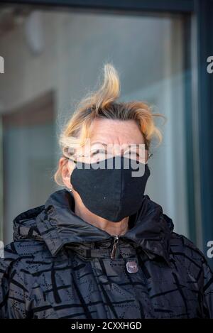 Portrait d'une femme âgée dans un masque médical noir . Banque D'Images