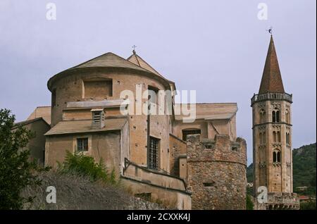 collégiata (basilique)di San Biagio avec clocher dans l'ancien village de Finalborgo, région de Ligurie, Italie Banque D'Images